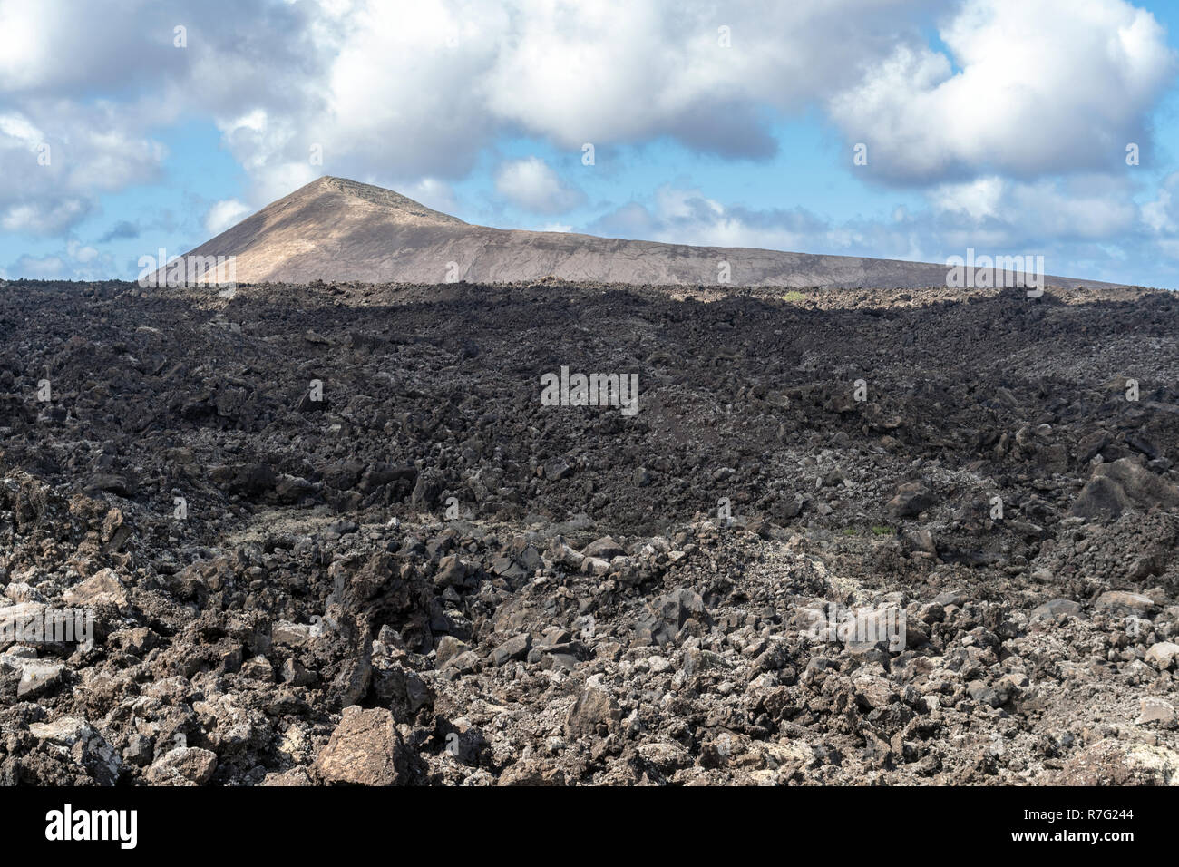 Paesaggio vulcanico con pietra lavica formazione, Lanzarote, Isole Canarie, Spagna Foto Stock