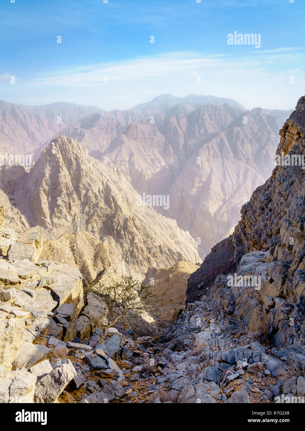 Paesaggio arido di montagne Hajar a Ras Al Khaimah,EMIRATI ARABI UNITI Foto Stock
