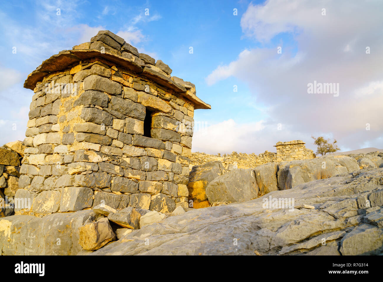Rifugio di pietra in un villaggio abbandonato nelle montagne Hajar di Ras Al Khaimah Emirati arabi uniti Foto Stock