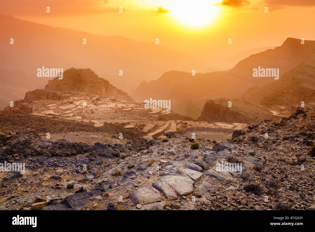 Vista panoramica delle montagne Hajar di Ras Al Khaimah Emirati arabi uniti al tramonto Foto Stock