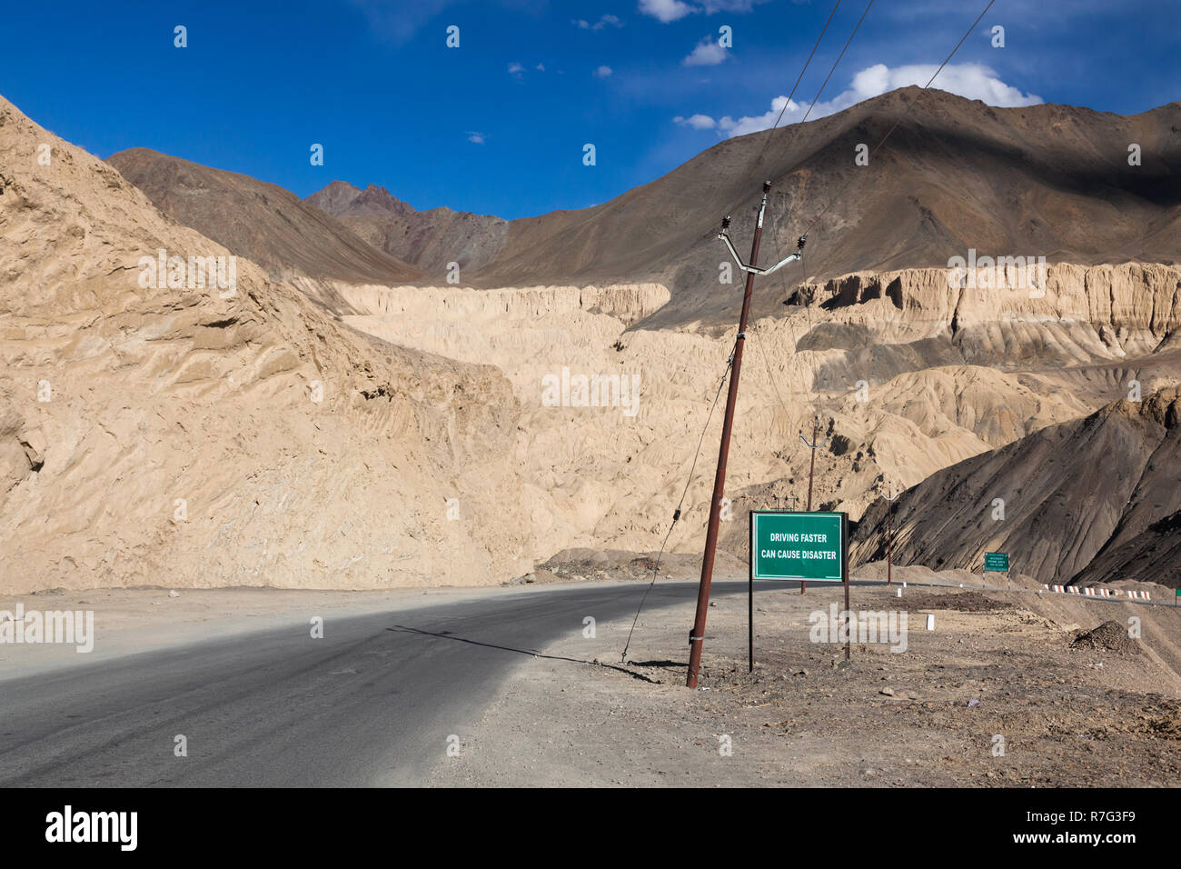 Bellissimo paesaggio (compresi area conosciuta come Moonland) e la strada di collegamento tra Srinagar e Leh (NH1), nei pressi di Lamayuru, Ladakh, Jammu e Kashmir India Foto Stock