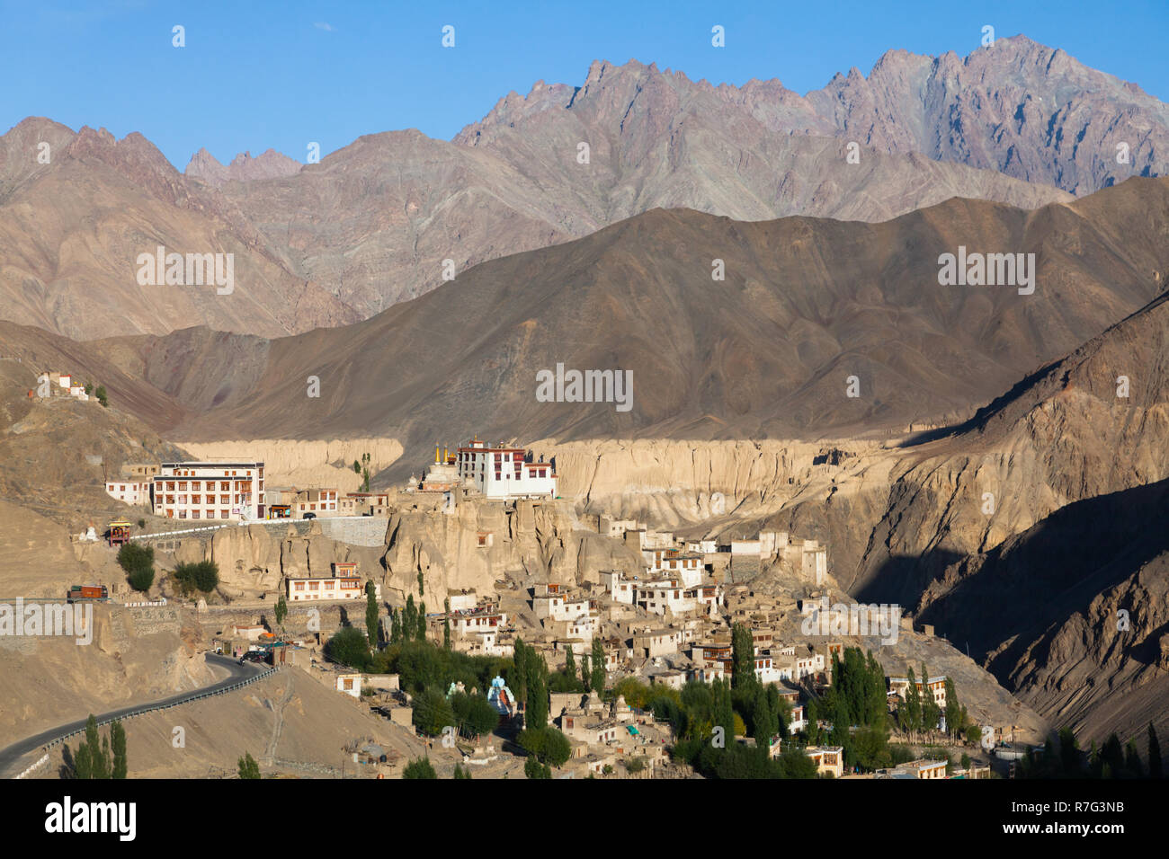 Monastero di Lamayuru Lamayuru, villaggio e la strada di collegamento tra Srinagar e Leh (NH1), Ladakh, Jammu e Kashmir India Foto Stock