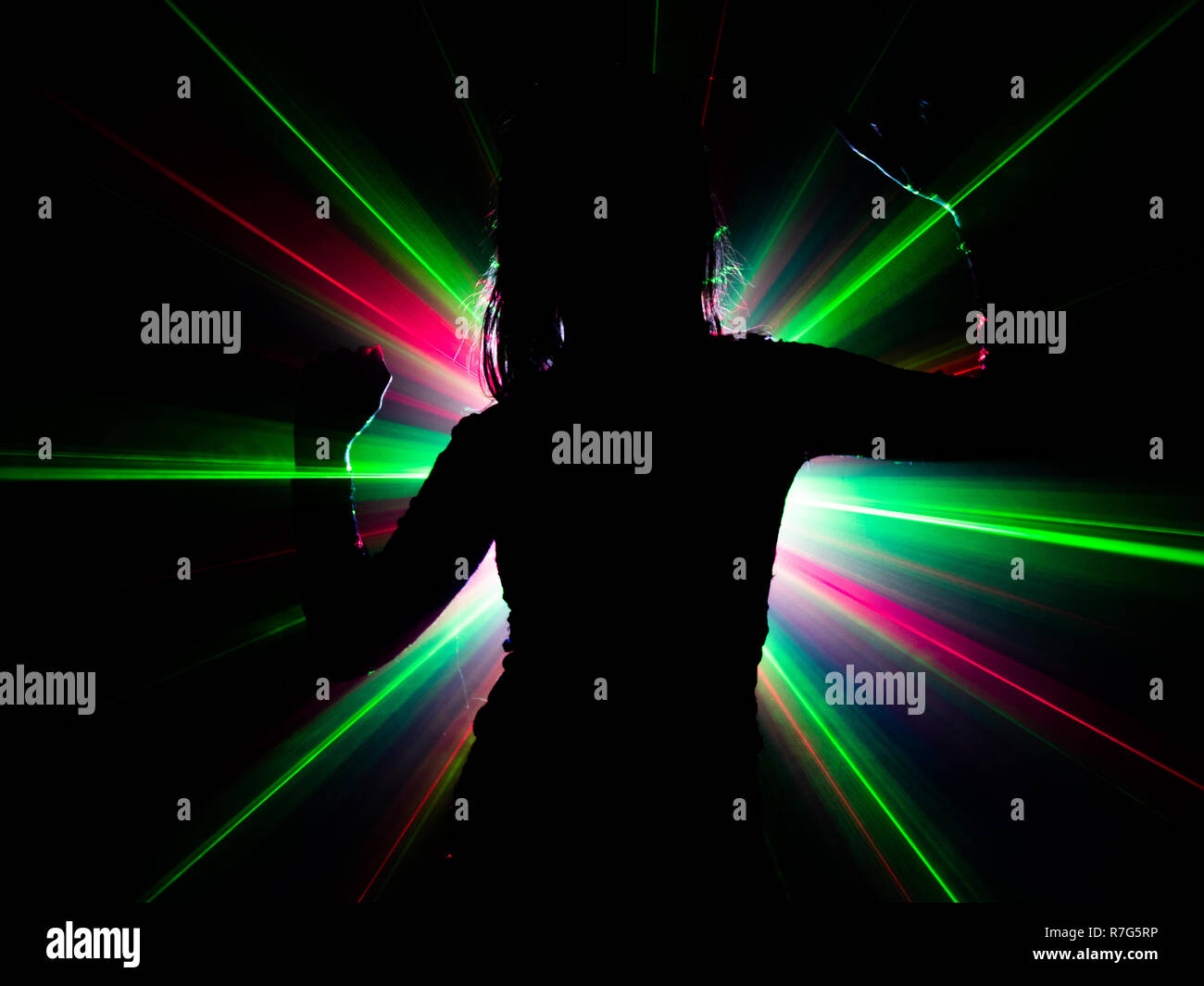 Silhouette di donna danza su sfondo astratto Foto Stock