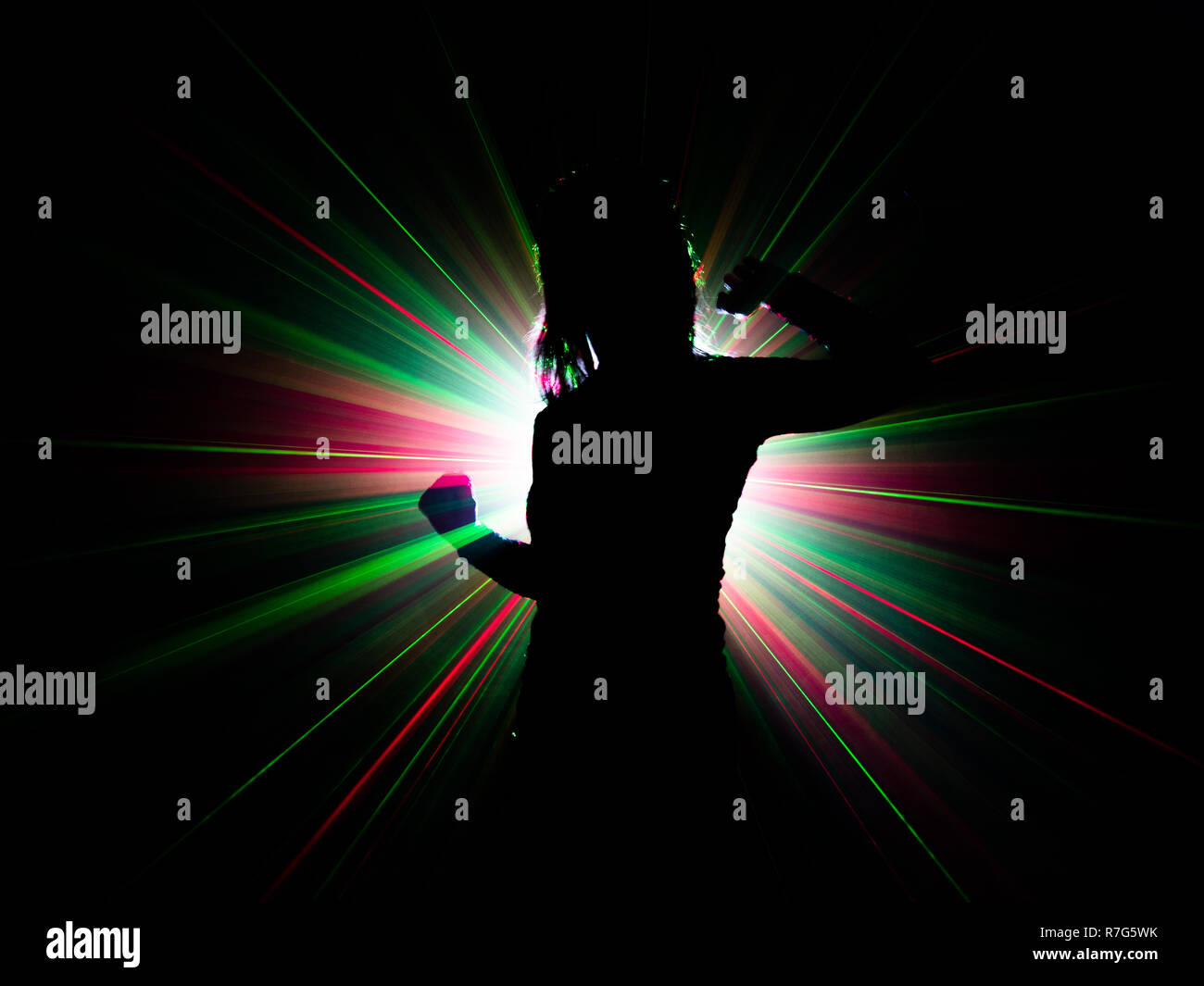 Silhouette di donna danza su sfondo astratto Foto Stock