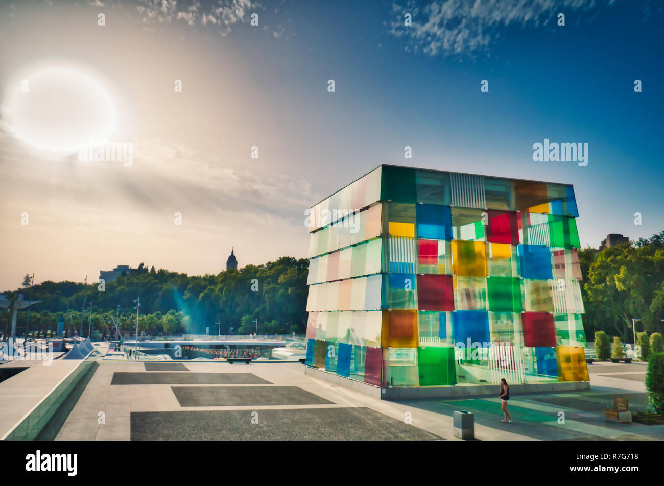 Malaga, Spagna - 27 agosto 2016: Vista del Centro Pompidou di Malaga, il famoso parigino museo di arte in una galleria sotterranea con un cubo di vetro su Foto Stock