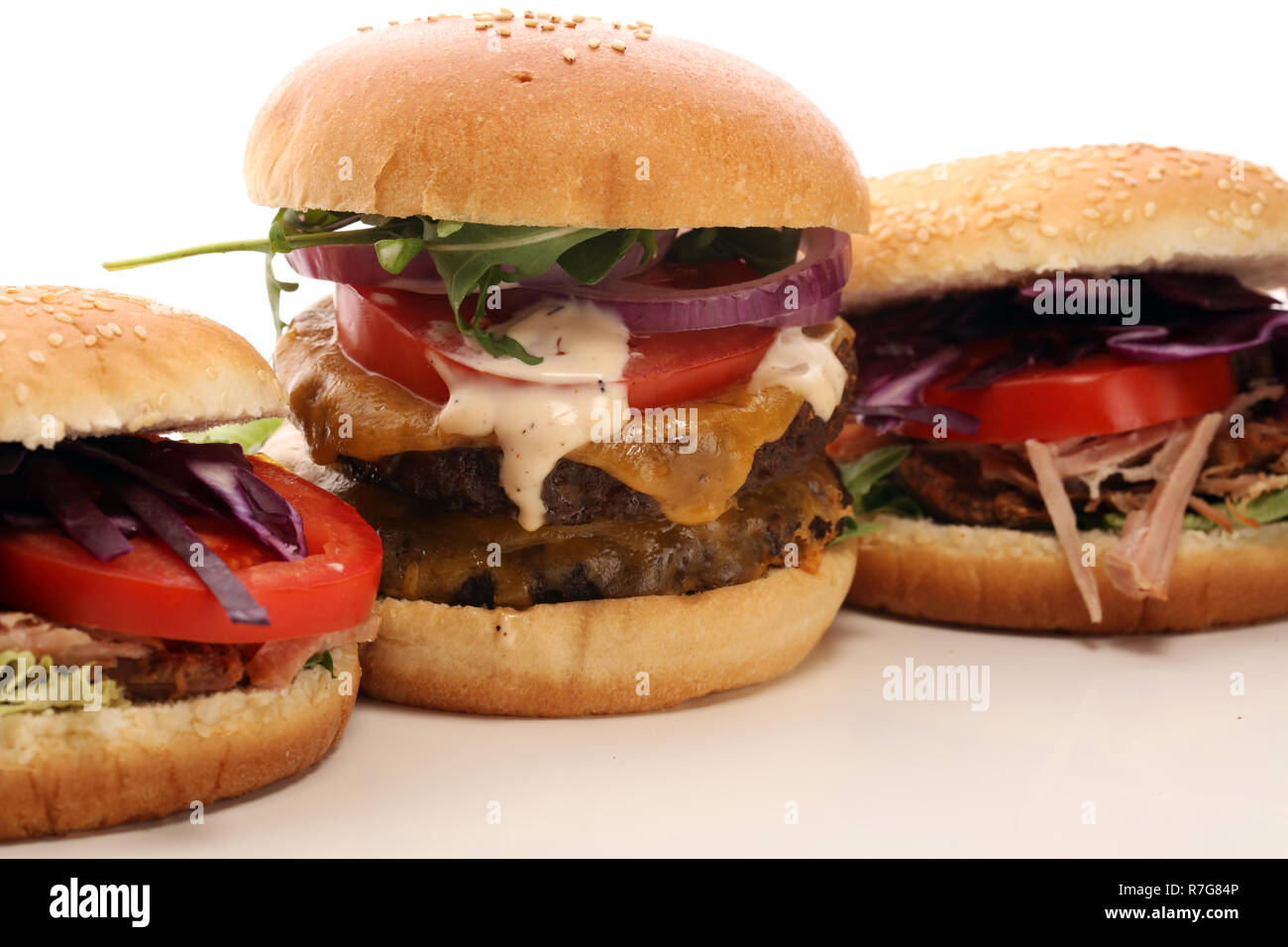 Saporite carni fresche hamburger con insalata e formaggio. In casa angus burger e tirato in sandwich di maiale Foto Stock