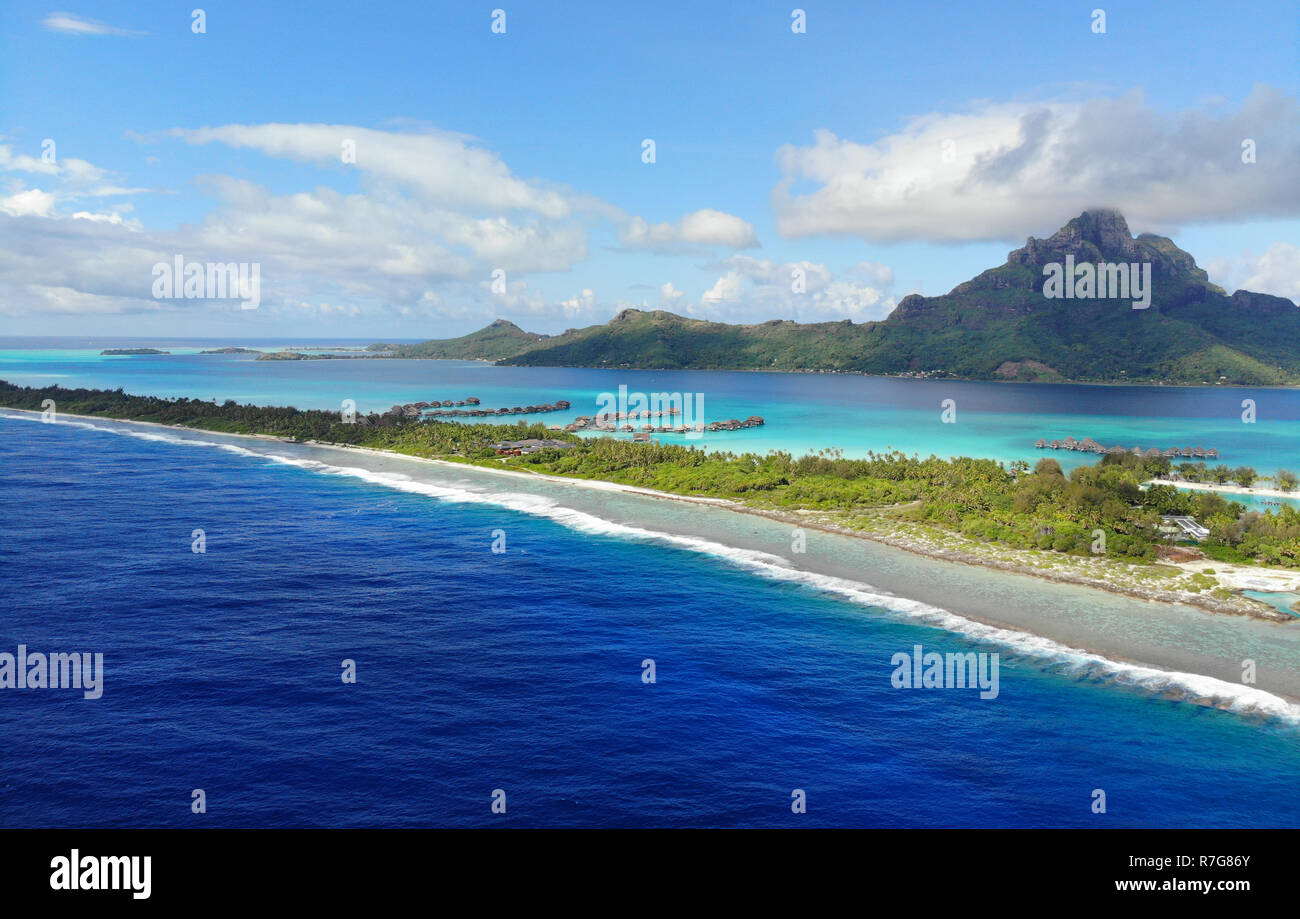 Antenna paesaggio panoramico vista dell'isola di Bora Bora nella Polinesia francese con il Monte Otemanu montagna circondata da una laguna turchese, motu un Foto Stock