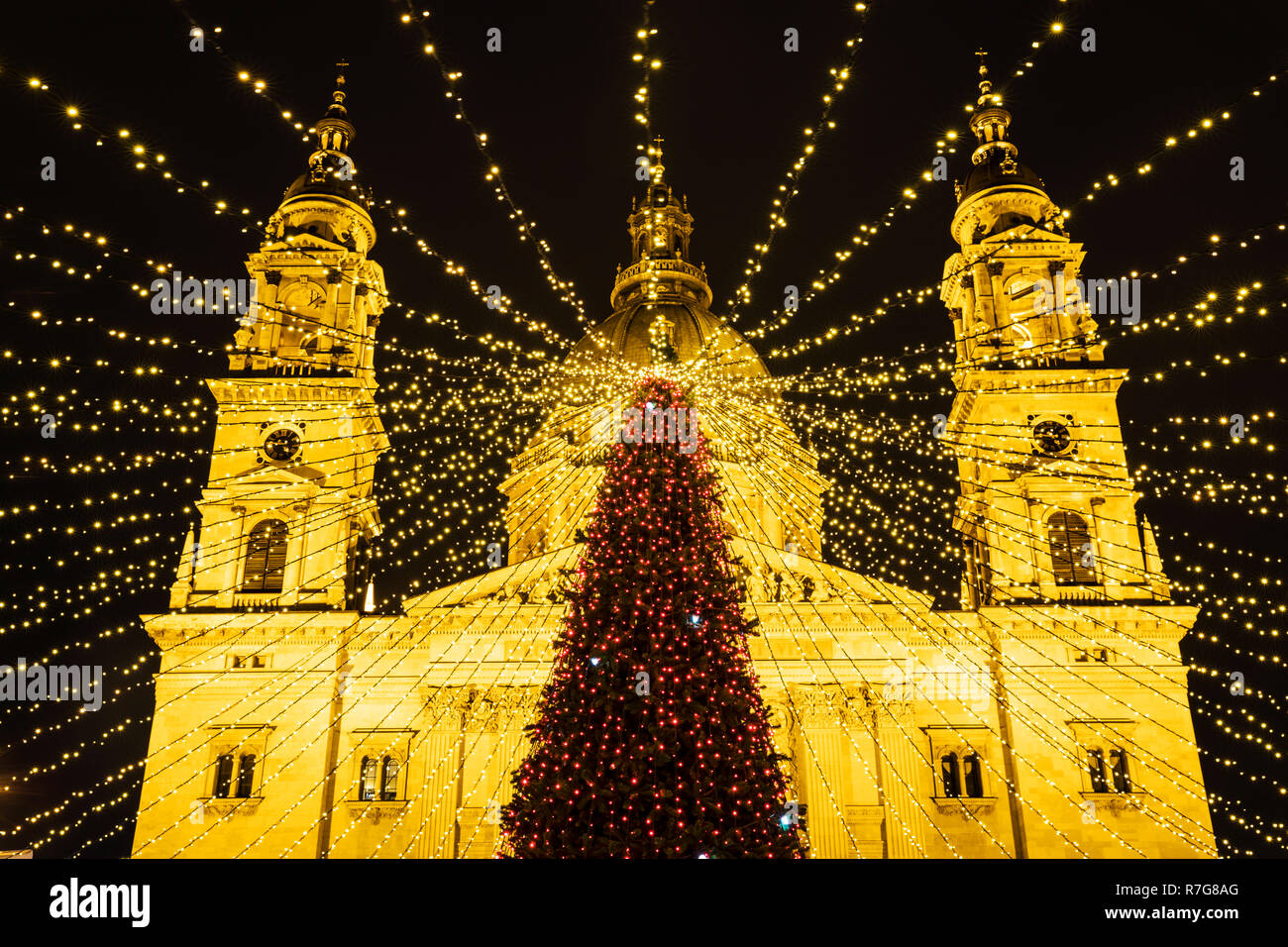 Avvento di Budapest, Basilica e albero di Natale di notte Foto Stock