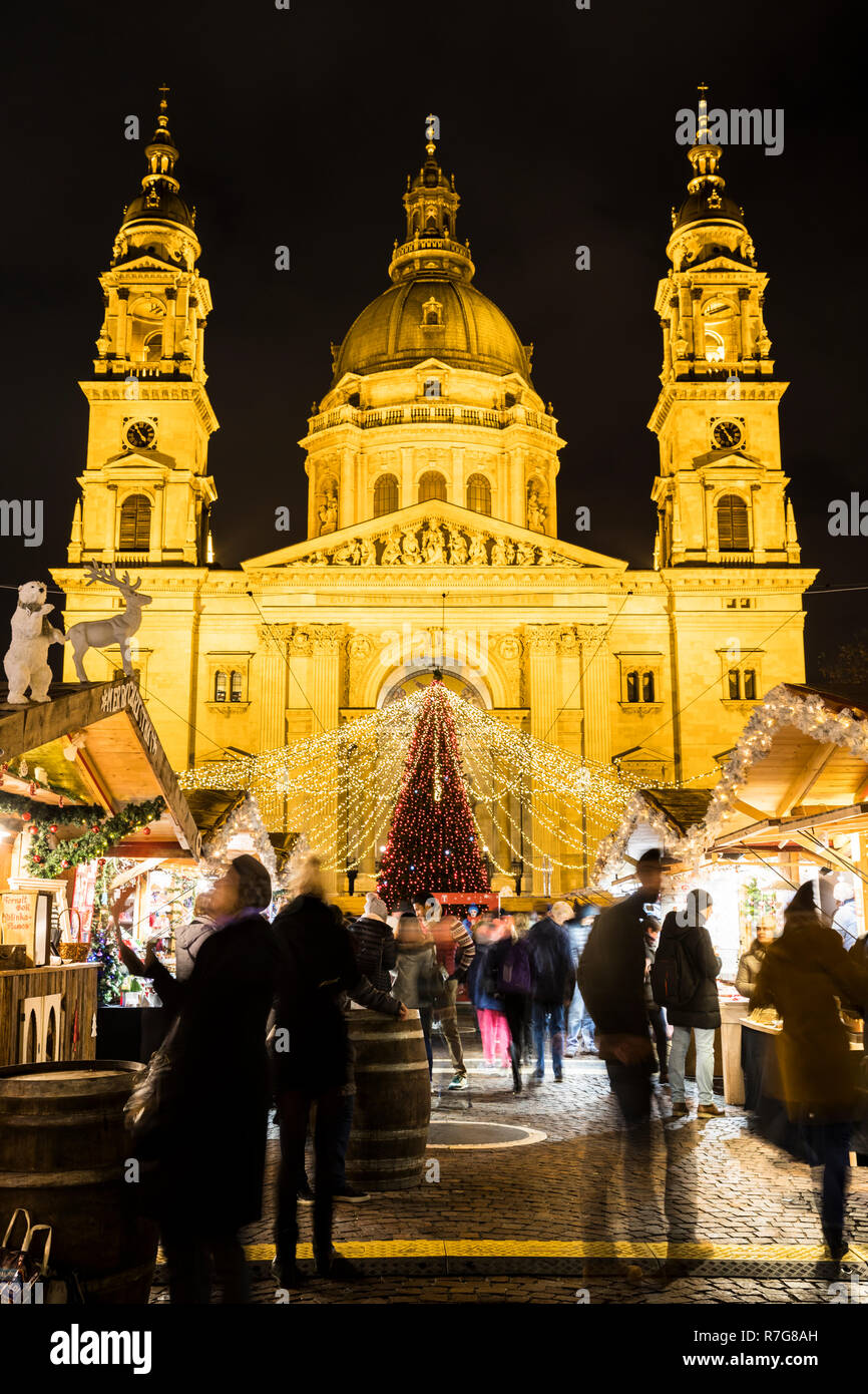 Turisti che si godono la fiera di Natale a St.Stephens Basilica Foto Stock