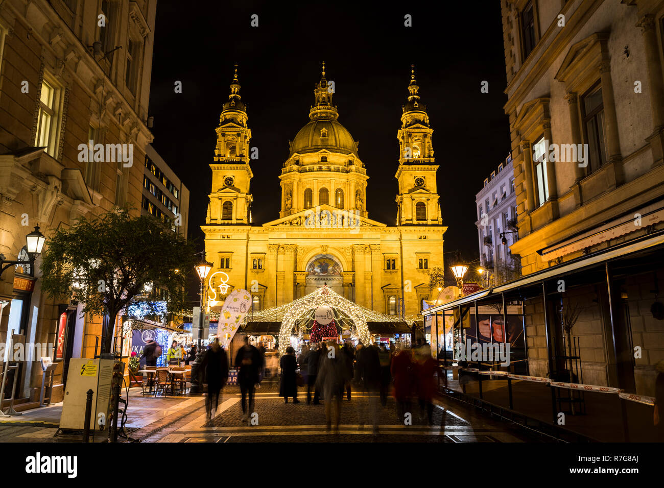 I turisti in visita a Fiera di Natale presso la Basilica a Budapest Foto Stock