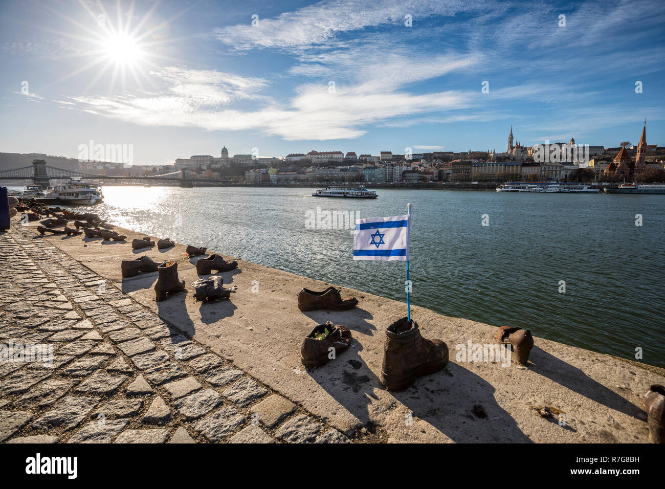 Memoriale ebreo scarpe con bandiera ebraica sulla sponda del Danubio Budapest, Ungheria Foto Stock