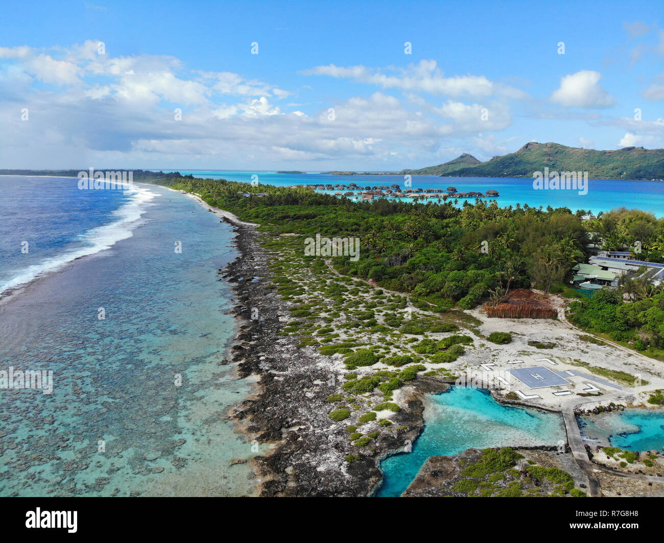 Antenna paesaggio panoramico vista dell'isola di Bora Bora nella Polinesia francese con il Monte Otemanu montagna circondata da una laguna turchese, motu un Foto Stock