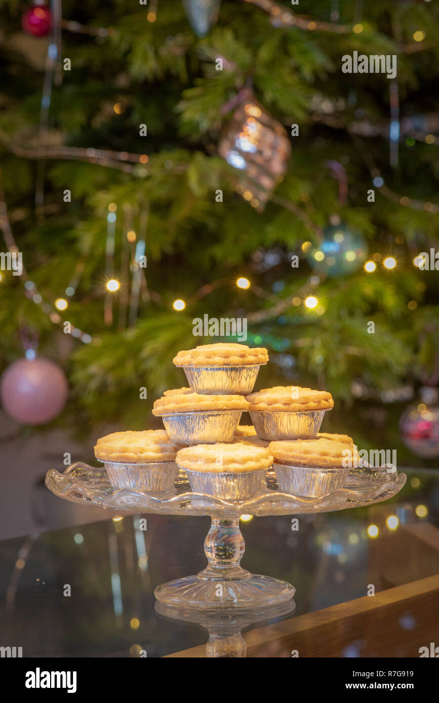 Piatto di pasticci di carne macinata in lamina d'argento involucri in fron dell albero di Natale Foto Stock