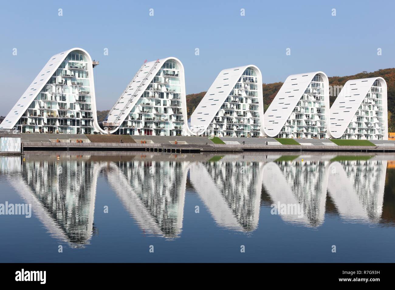 Vejle, Danimarca - 12 Ottobre 2018: Vejle waterfront in Danimarca con onda edificio residenziale denominato bolgen in danese Foto Stock