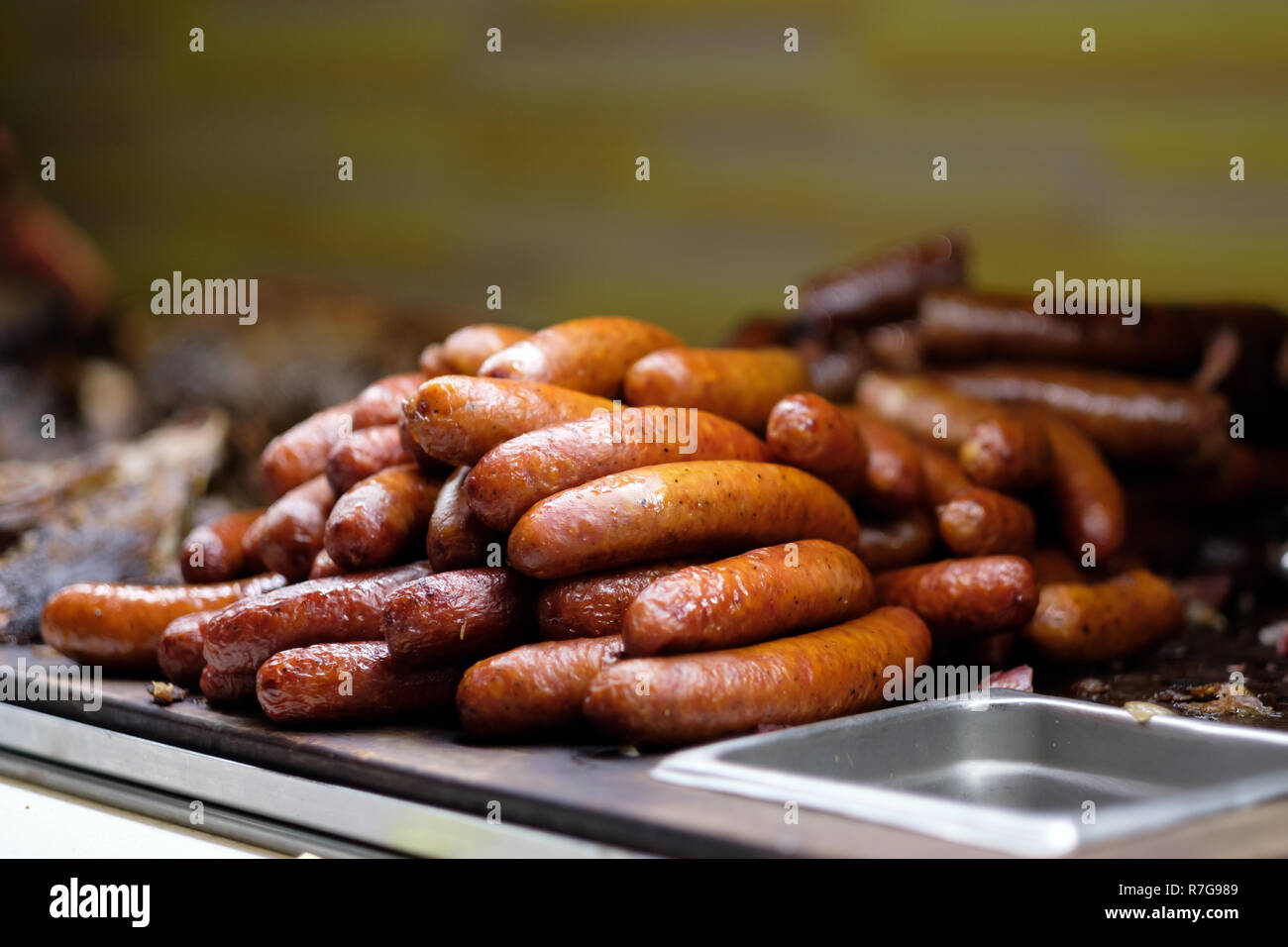 Pile di grigliate barbecue salsiccia Foto Stock