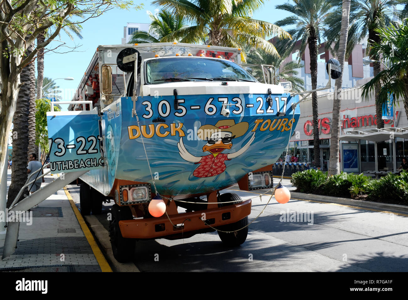 Una barca d'anatra in attesa di uscire in strada a Miami Beach, Florida Foto Stock