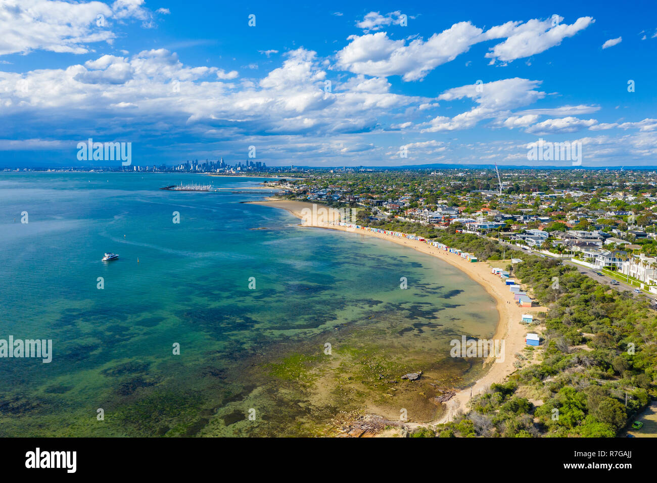 Vista aerea di Brighton Scatole di balneazione e il CBD di Melbourne Foto Stock
