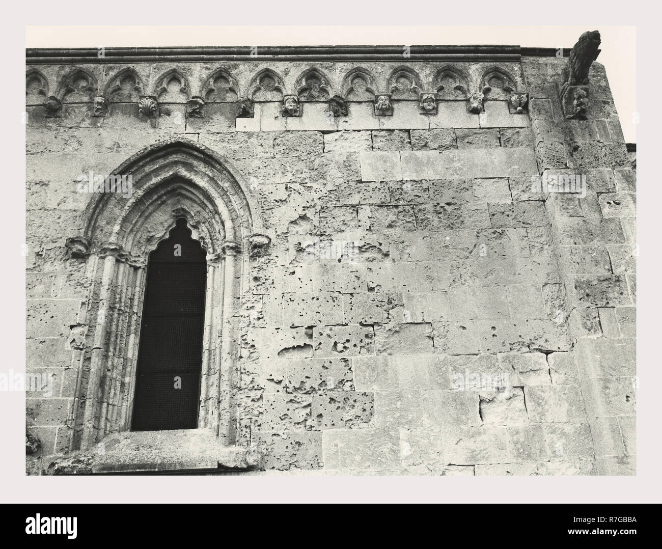 Sardegna Sassari Sassari S. Giacomo, questa è la mia Italia, il paese italiano di storia visiva, architettura medievale del XIII secolo con influenze pisane. Decorativo arcate trilobe lungo il cornicione in corrispondenza della base di ciascuna sono scolpiti animali e volti umani. Piccolo campanile e gli archi a sesto acuto con trilobe inserie. Sassari dintorni Foto Stock