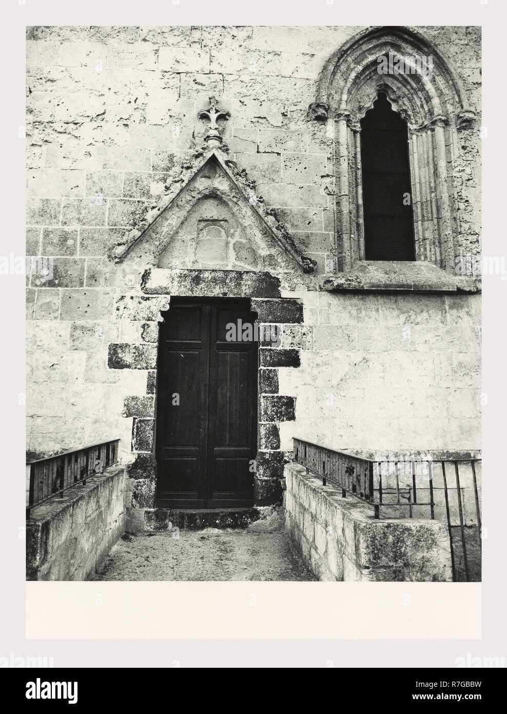 Sardegna Sassari Sassari S. Giacomo, questa è la mia Italia, il paese italiano di storia visiva, architettura medievale del XIII secolo con influenze pisane. Decorativo arcate trilobe lungo il cornicione in corrispondenza della base di ciascuna sono scolpiti animali e volti umani. Piccolo campanile e gli archi a sesto acuto con trilobe inserie. Sassari dintorni Foto Stock