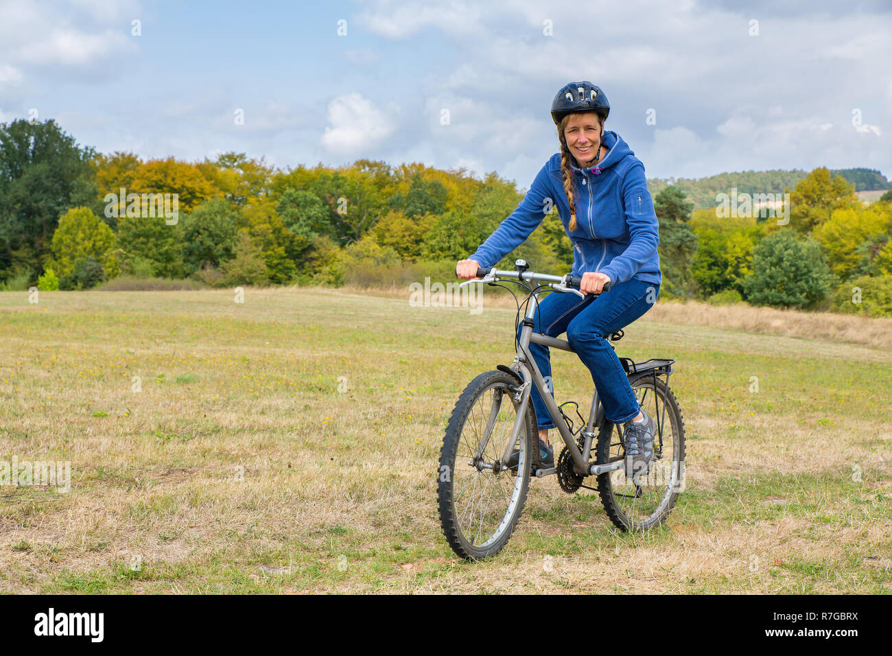 Donna olandese ciclismo in mountain bike in olandese paesaggio naturale Foto Stock