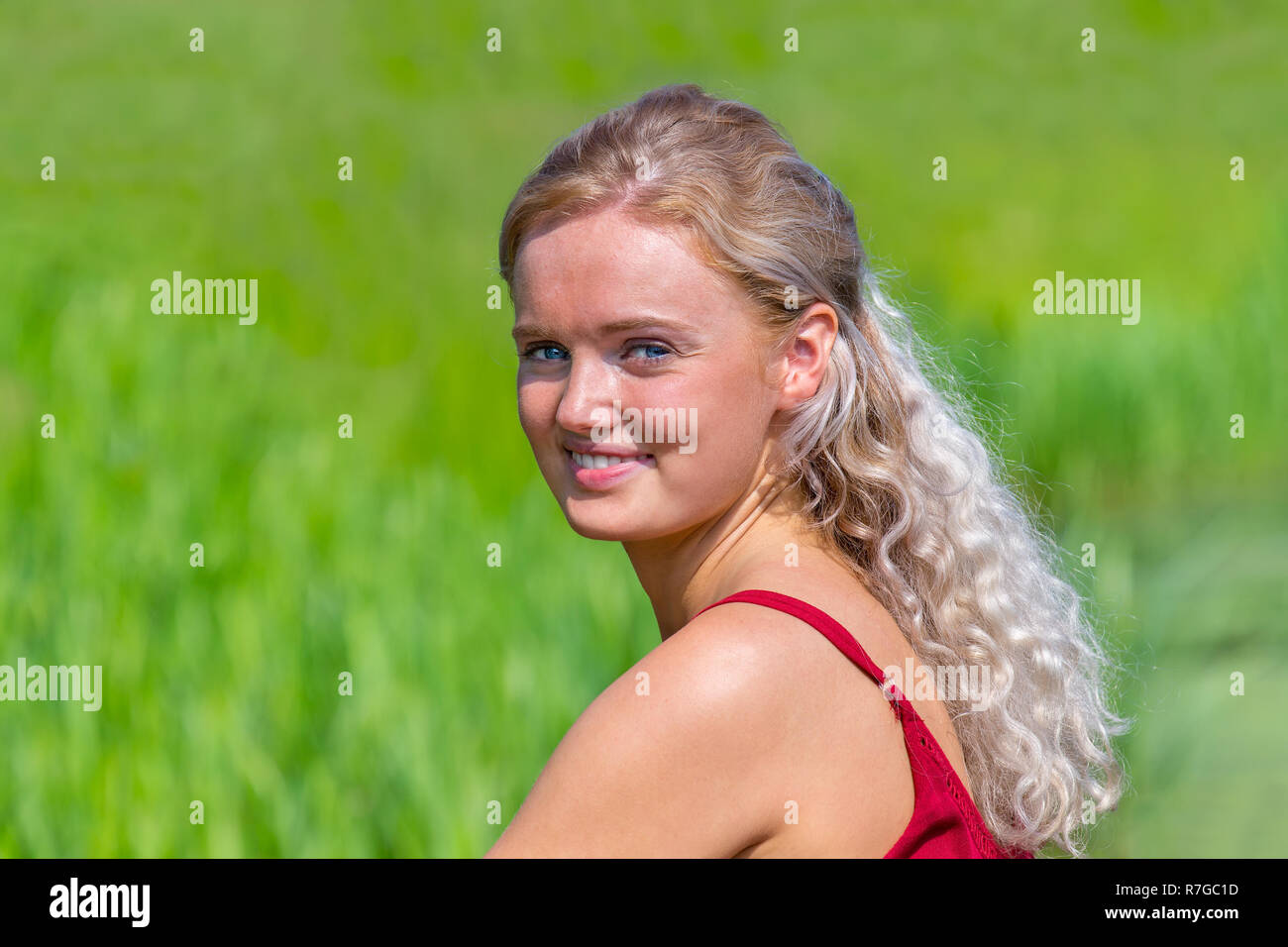 Ritratto di bionda donna caucasica nel verde della natura Foto Stock