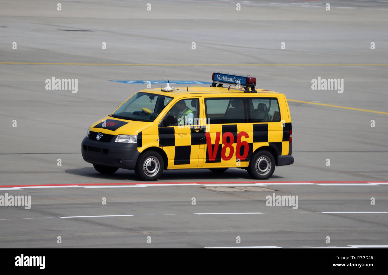 Francoforte, Germania - 25 Giugno 2017: tedesco "follow me" unità auto al aeroporto di Francoforte Foto Stock