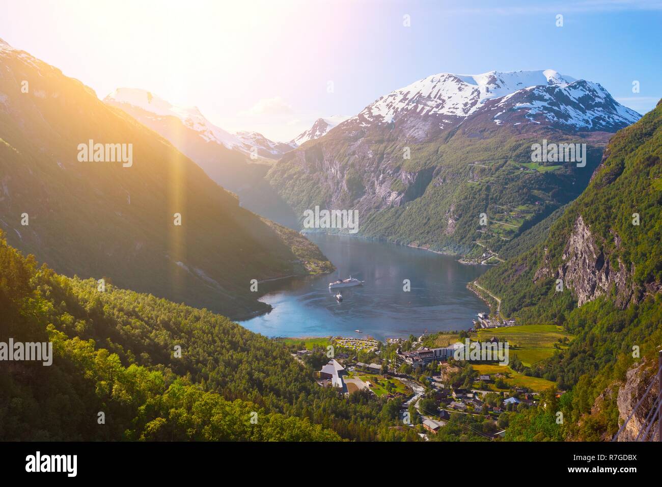 Visualizza il Geirangerfjord e montagne da una piattaforma di osservazione, Norvegia Foto Stock