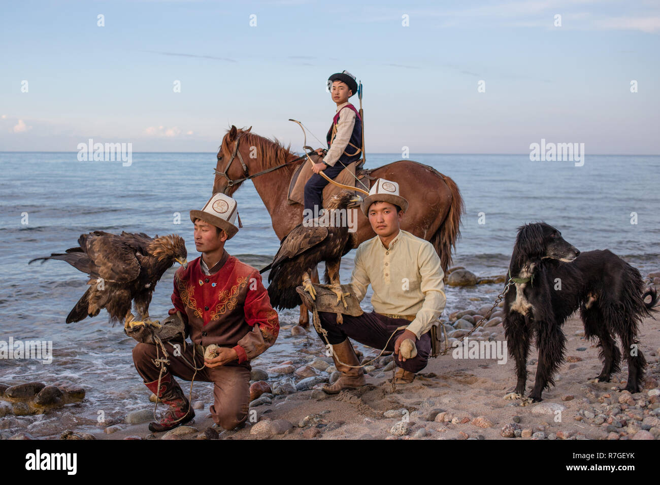 In Kirghizistan del Federazione Salburuun post per le foto sulle rive del lago Issyk-Kol vicino al villaggio di Bokonbaeva. Foto Stock