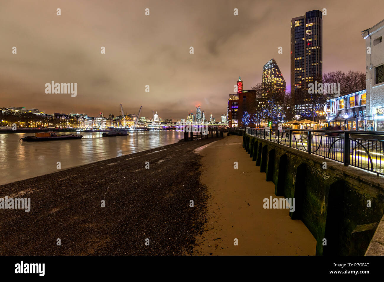 Uno Blackfriars e la torre di Southbank a notte. Londra. Regno Unito Foto Stock