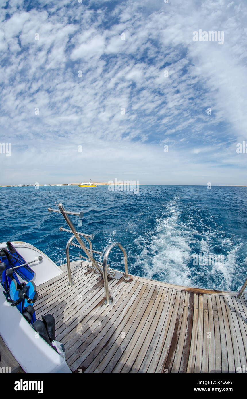 Yachting su barche a vela durante le giornate di sole. Esperienza subacquea. Foto Stock