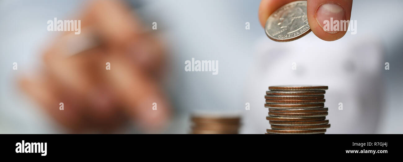 Imprenditore a mano mettendo i soldi pin Foto Stock