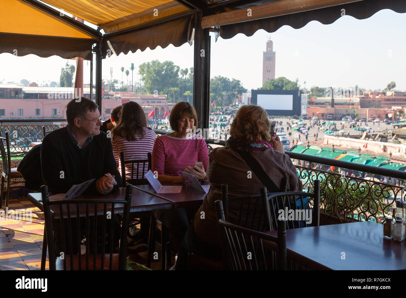 I turisti in Cafe de France cafe, Djemaa el Fna a Marrakech, Marocco Africa del Nord Foto Stock