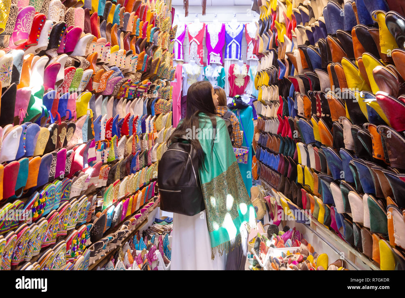 I turisti lo shopping per le scarpe nel souk, medina di Marrakech, Marocco marrakech Africa del Nord Foto Stock