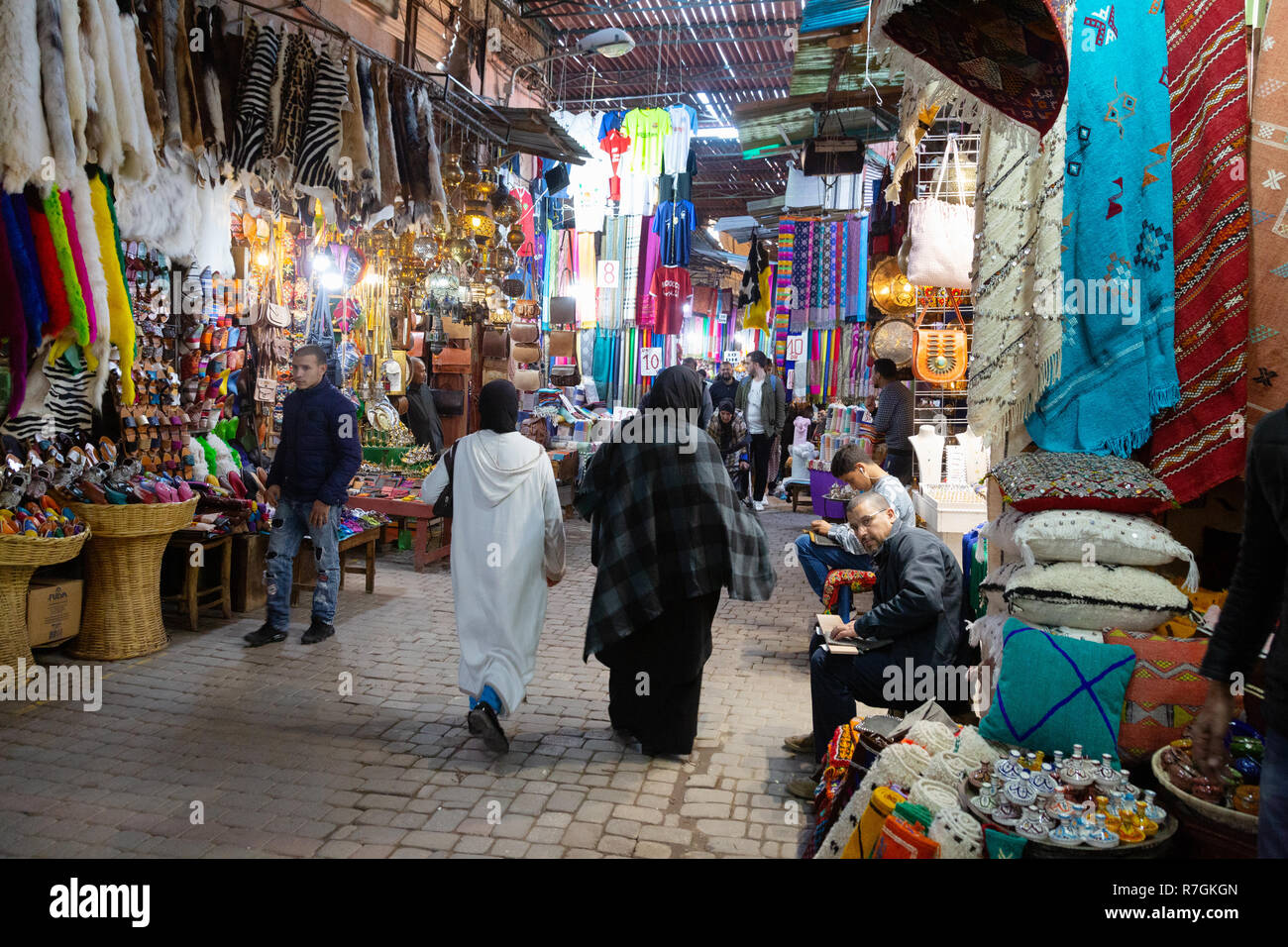 Il souk di Marrakech - donne arabe shopping nel souk colorati - lo stile di vita di Marrakech - Marrakech, Marocco Africa del Nord Foto Stock