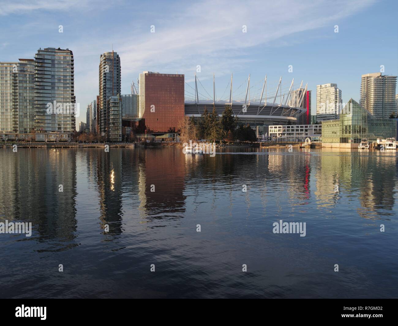 BC Place, Rogers Arena e Parq Vancouver da False Creek - Vancouver, British Columbia, Canada Foto Stock