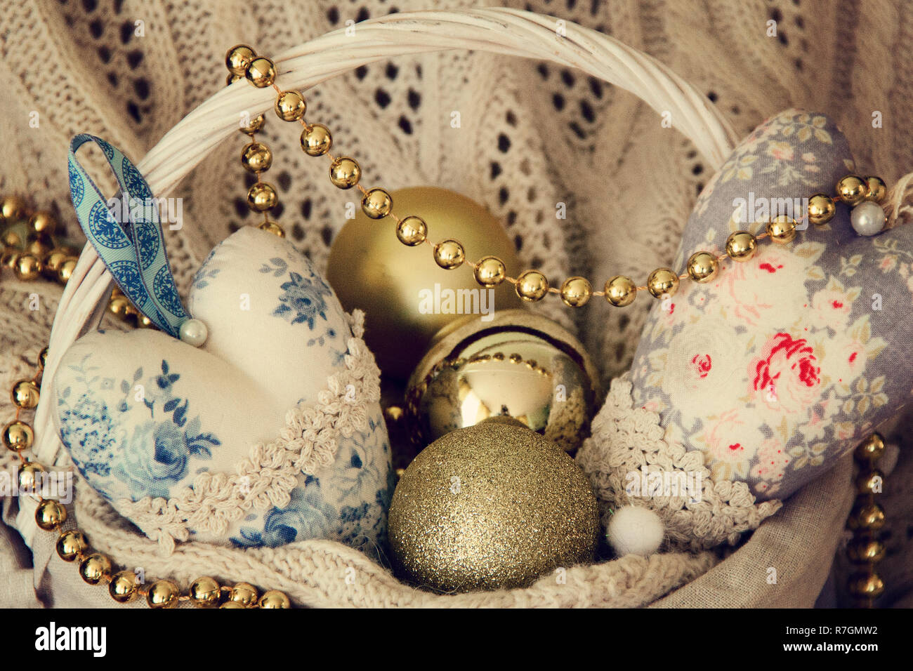 Giocattoli artigianali in tessuto due cuori per Natale. Foto. Foto Stock