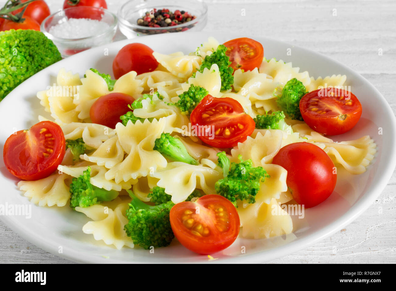 Insalata di pasta con broccoli e pomodoro cherry. vegetariano cibo sano. close up Foto Stock
