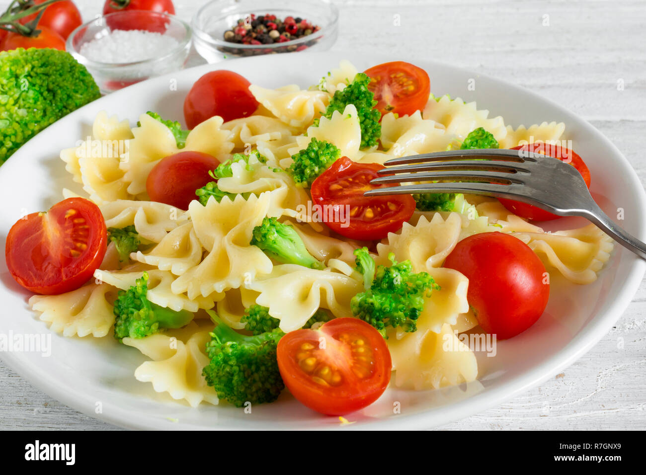 Insalata di pasta con broccoli e pomodoro cherry con forcella. vegetariano cibo sano. close up Foto Stock