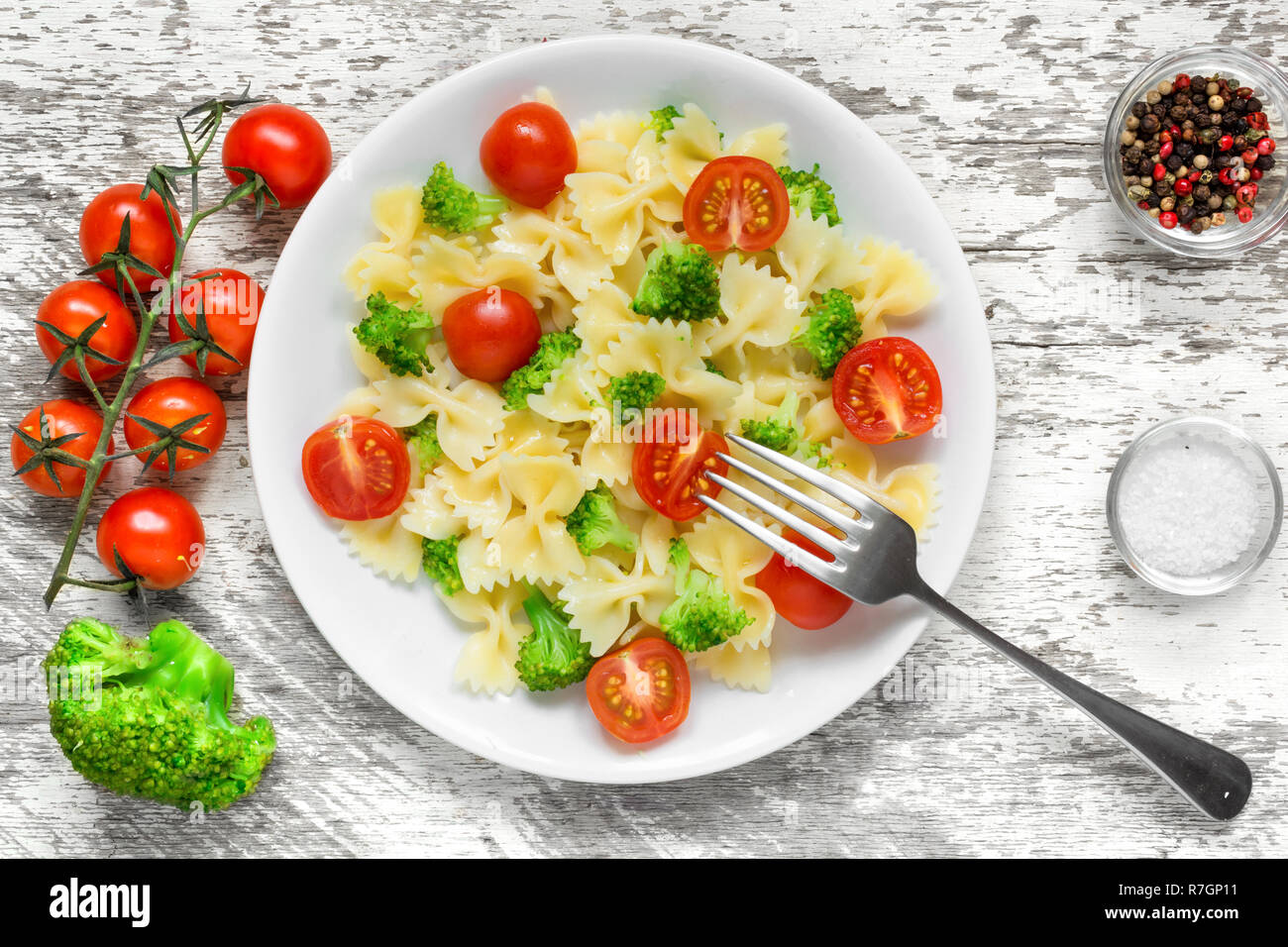 Insalata di pasta con broccoli e pomodoro cherry con forcella. vegetariano cibo sano. vista superiore Foto Stock