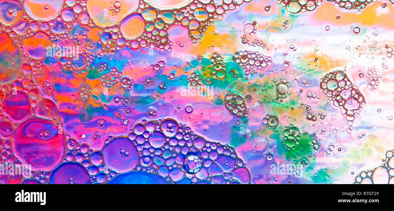 Colore sfondo astratto, gocce di olio di diverse dimensioni poste su una superficie di acqua Foto Stock