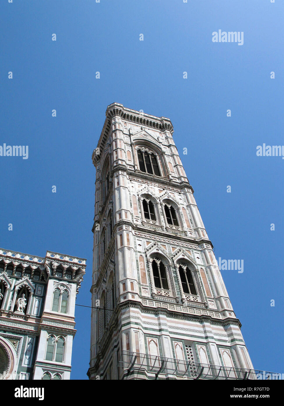 Il Campanile di Giotto a Firenze, Italia, quattordicesimo secolo, capolavoro di architettura, vista dal basso contro il cielo blu Foto Stock