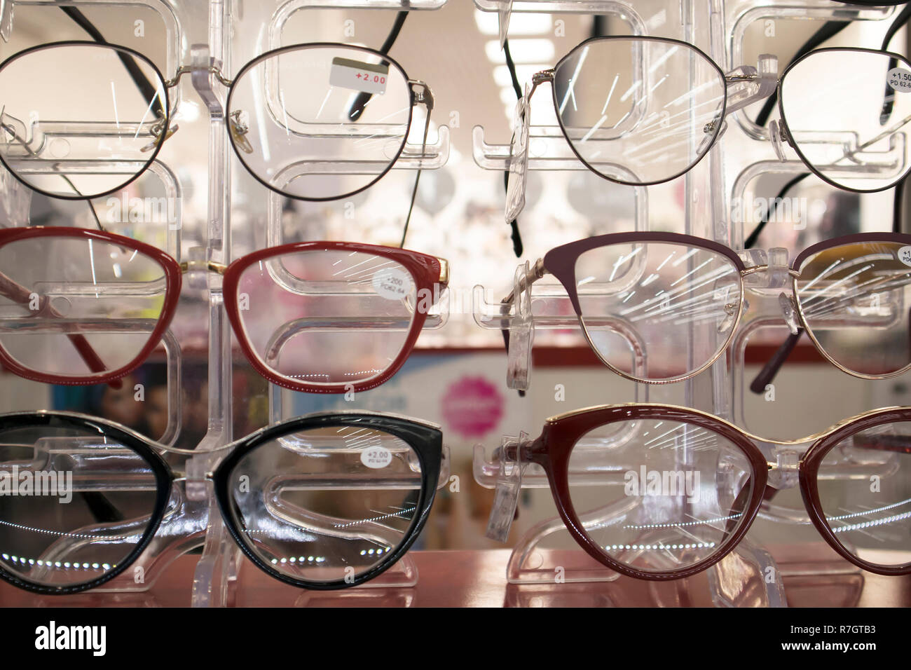 Il rack con la moda occhiali nel negozio ottica, può essere utilizzato come sfondo Foto Stock