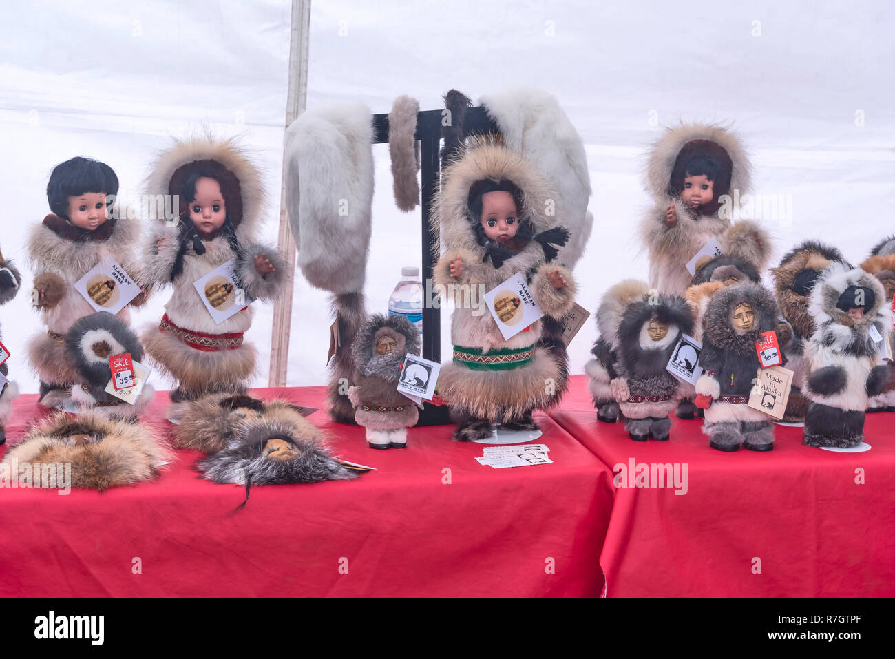 Opere di arte popolare sugli scaffali della fiera Fiera di ancoraggio e Festival, Alaska, STATI UNITI D'AMERICA Foto Stock