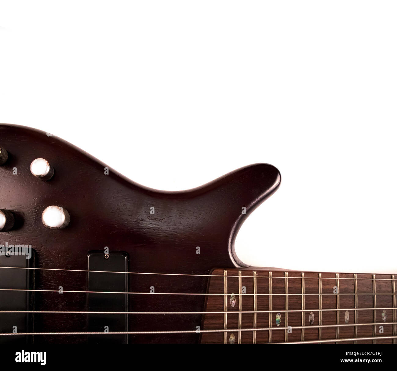 Legno di palissandro chitarra basso deck e collo con tasti e stringhe isolato su bianco Foto Stock