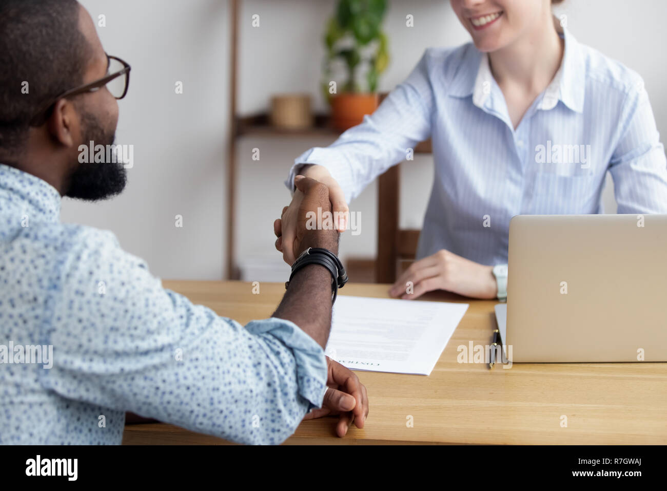 Diverse persone di affari si stringono la mano saluto ogni altro Foto Stock