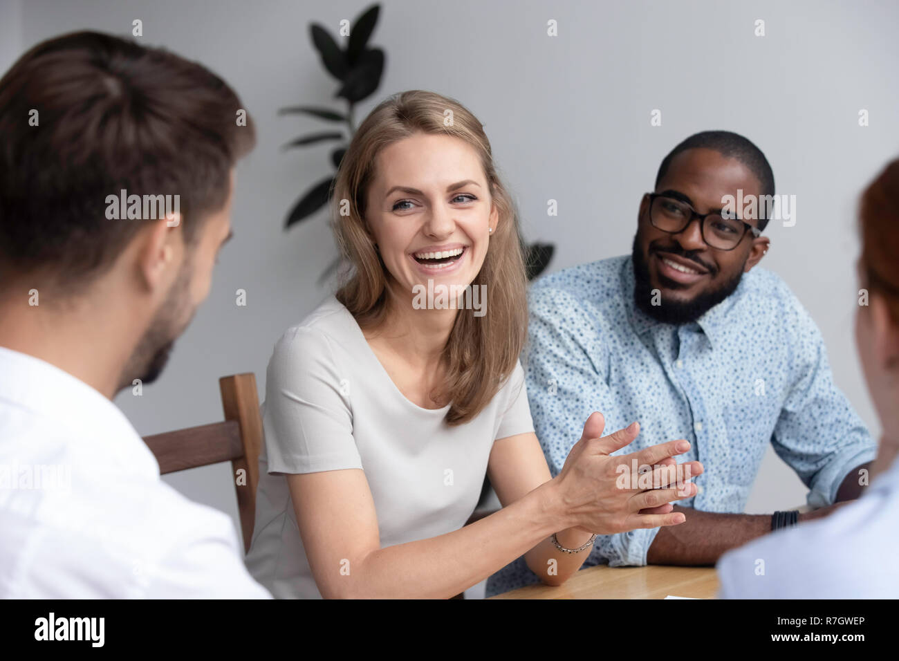 La millenaria i colleghi seduti alla scrivania prima lezione di business Foto Stock