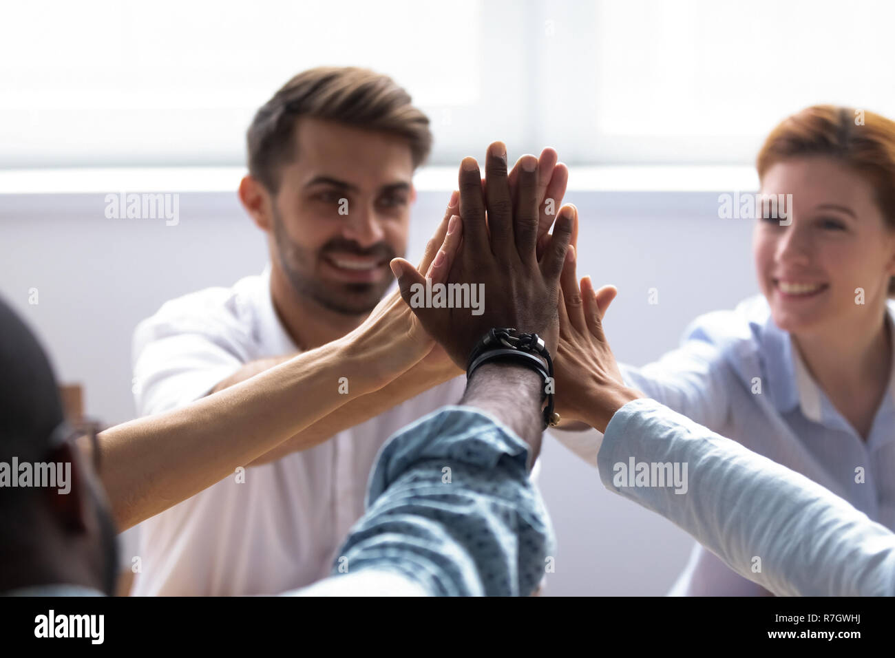 Chiudere le mani umane dando alta cinque Foto Stock