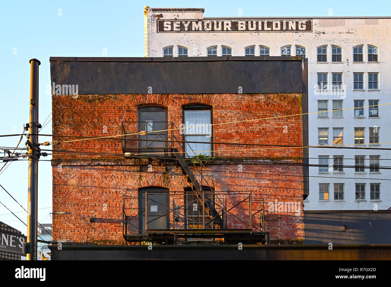 Il vecchio edificio di mattoni con fire escape, Seymour Street, Vancouver, British Columbia, Canada Foto Stock