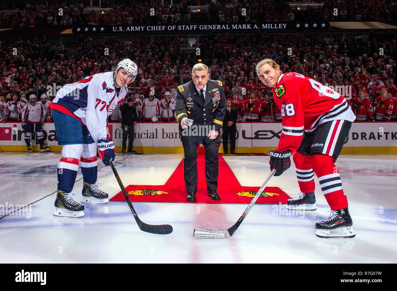 Stati Uniti Capo di Stato Maggiore dell Esercito gen. Mark Milley si prepara a goccia il puck per avviare il Chicago Blackhawks vs Washington capitelli partita di hockey su ghiaccio durante l esercito apprezzamento notte Novembre 11, 2016 a Chicago, Illinois. Milley è stato scelto dal presidente Donald Trump su dicembre 8, 2018 a essere il prossimo presidente del Joint Chiefs. Foto Stock