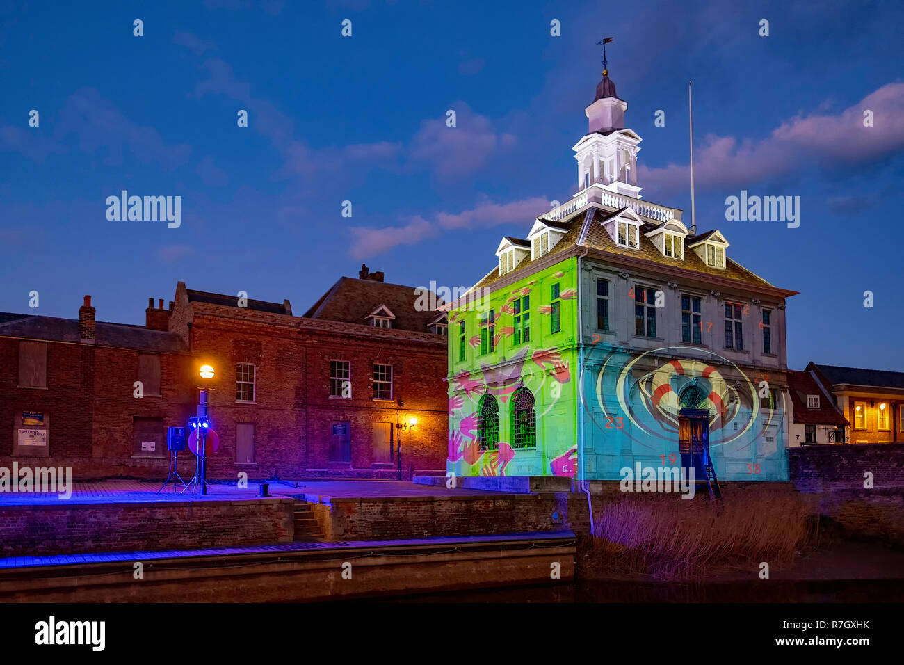 Parte di Kings Lynn spettacolo di luci o collusione proiettata sulla casa doganale, Hereford Quay, Kings Lynn, West Norfolk, Regno Unietd. Foto Stock